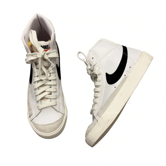Shoes Sneakers By Nike In White, Size: 7