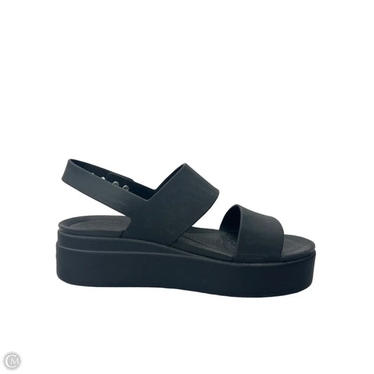 Sandals Heels Platform By Crocs In Black, Size: 8