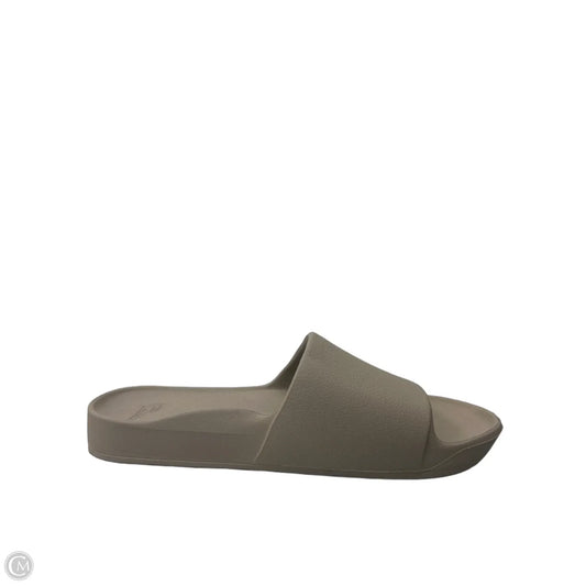 Sandals Flats By Clothes Mentor In Tan, Size: 8