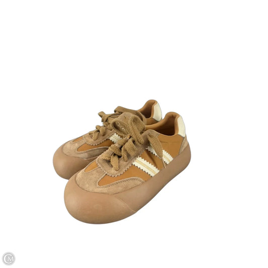 Shoes Sneakers By Clothes Mentor In Brown, Size: 5