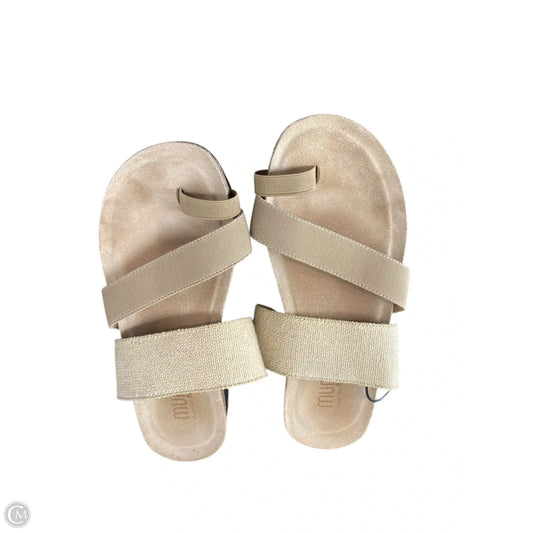 Sandals Flats By Munro In Beige, Size: 7