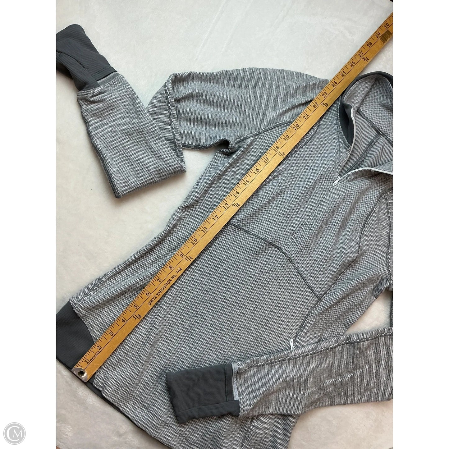 Athletic Top Long Sleeve Collar By Lululemon In Grey, Size: 4
