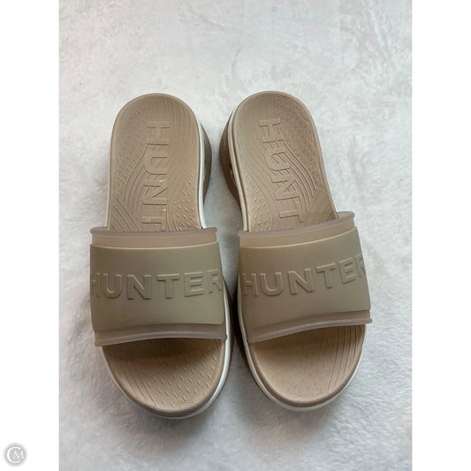 Sandals Flats By Hunter In Beige, Size: 6