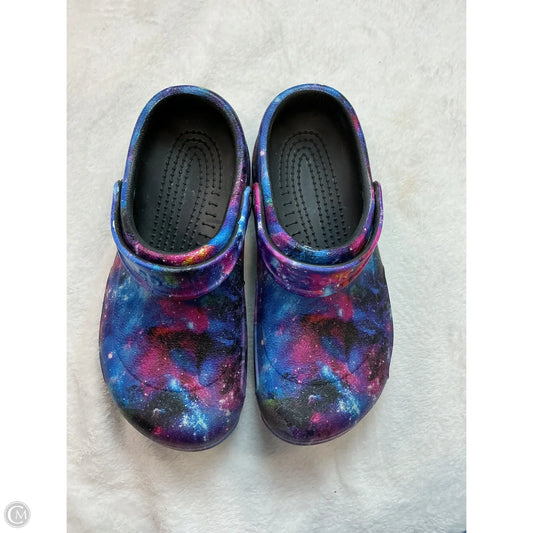Sandals Flats By Crocs In Multi-colored, Size: 9