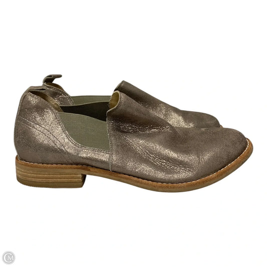 Shoes Flats By Clarks In Gold, Size: 9