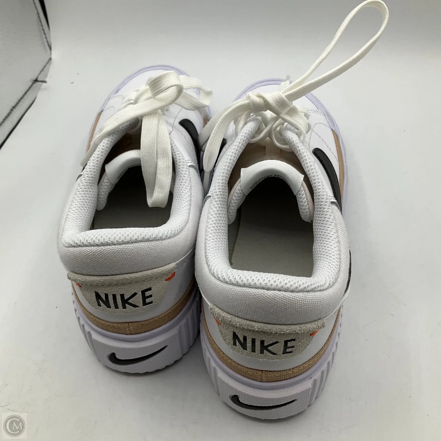 Shoes Sneakers By Nike In White, Size: 7