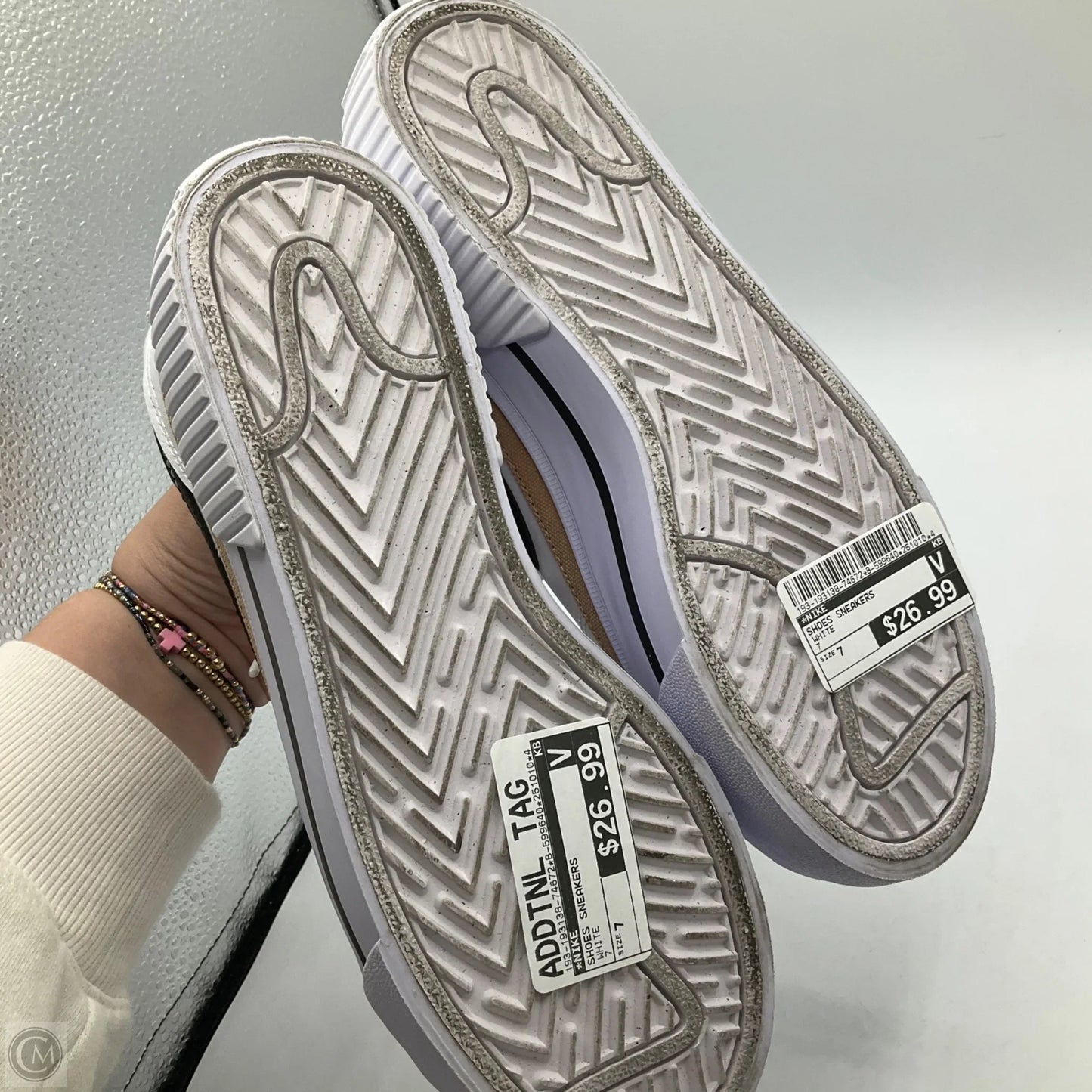 Shoes Sneakers By Nike In White, Size: 7