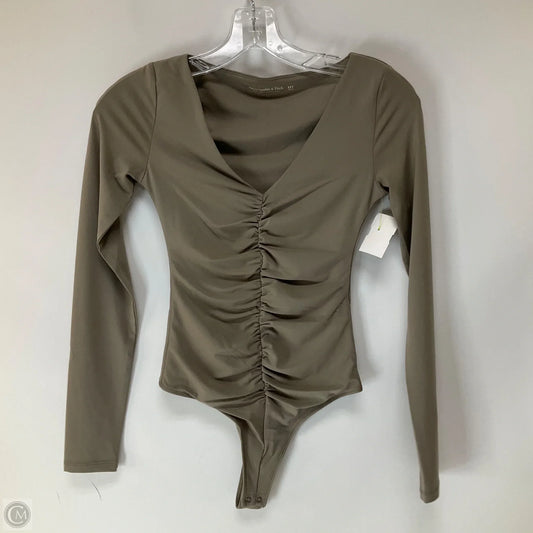 Top Long Sleeve By Abercrombie And Fitch In Tan, Size: Xxs