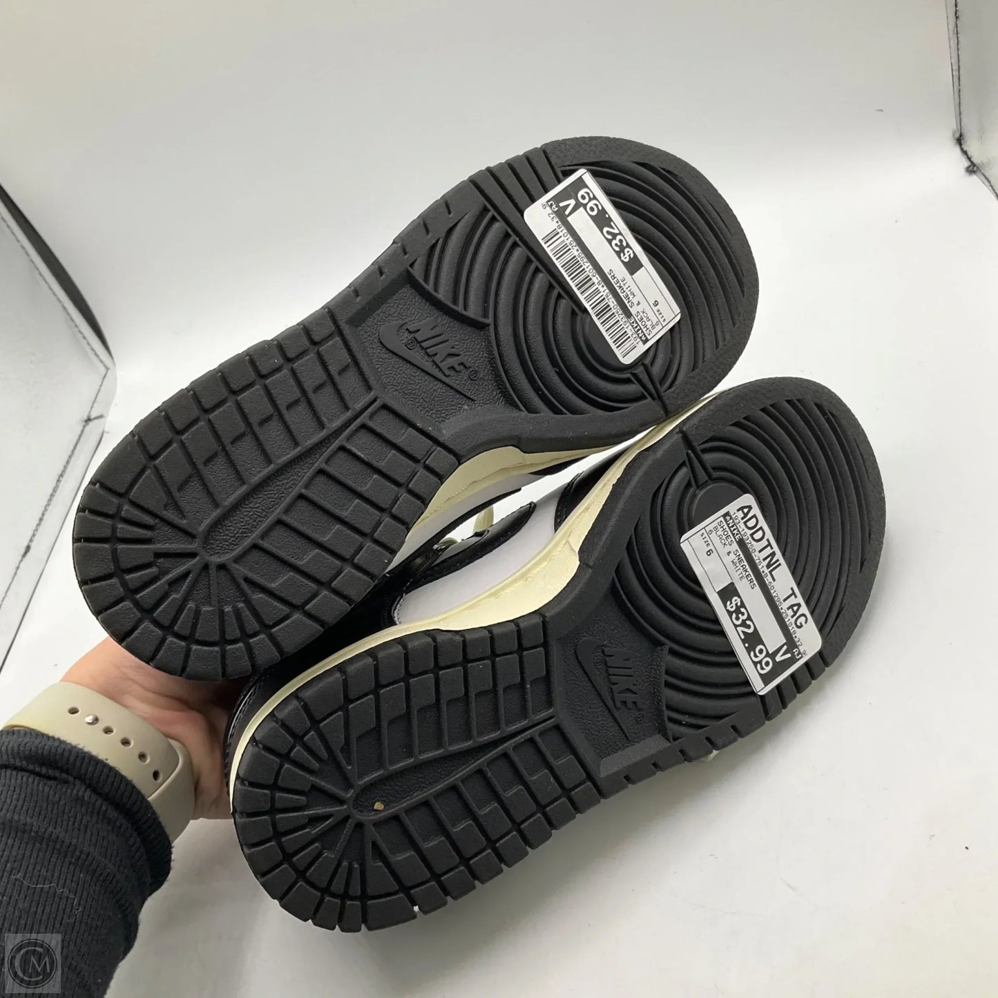 Shoes Sneakers By Nike In Black & White, Size: 6