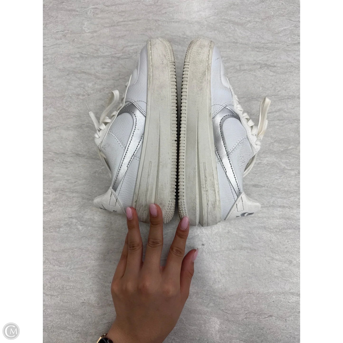 Shoes Sneakers By Nike In White, Size: 5.5