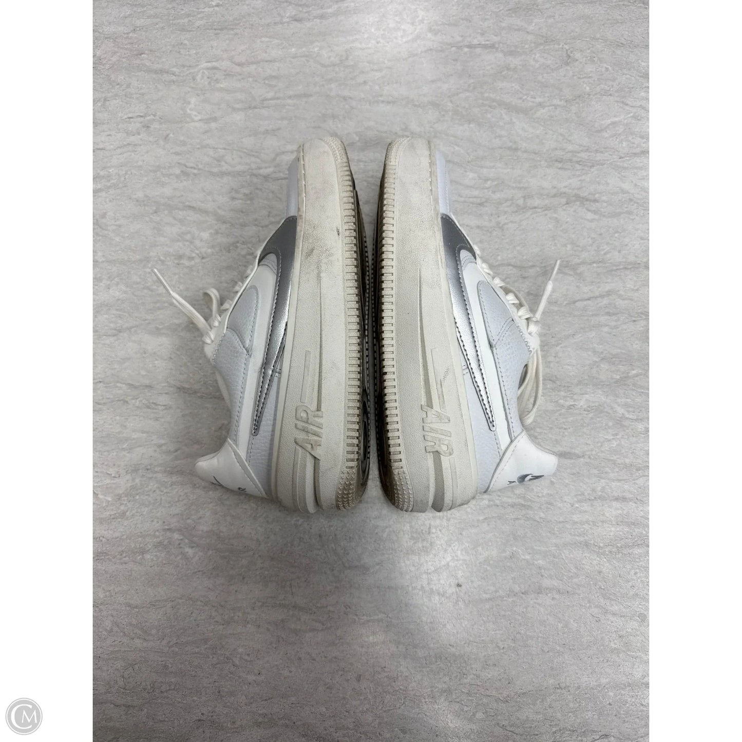 Shoes Sneakers By Nike In White, Size: 5.5