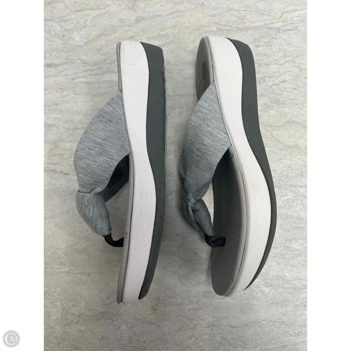 Sandals Flats By Clarks In Grey, Size: 7