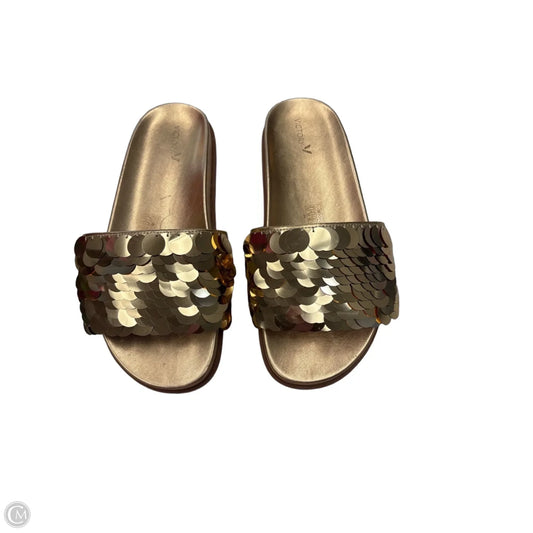 Sandals Flats By Clothes Mentor In Gold, Size: 8