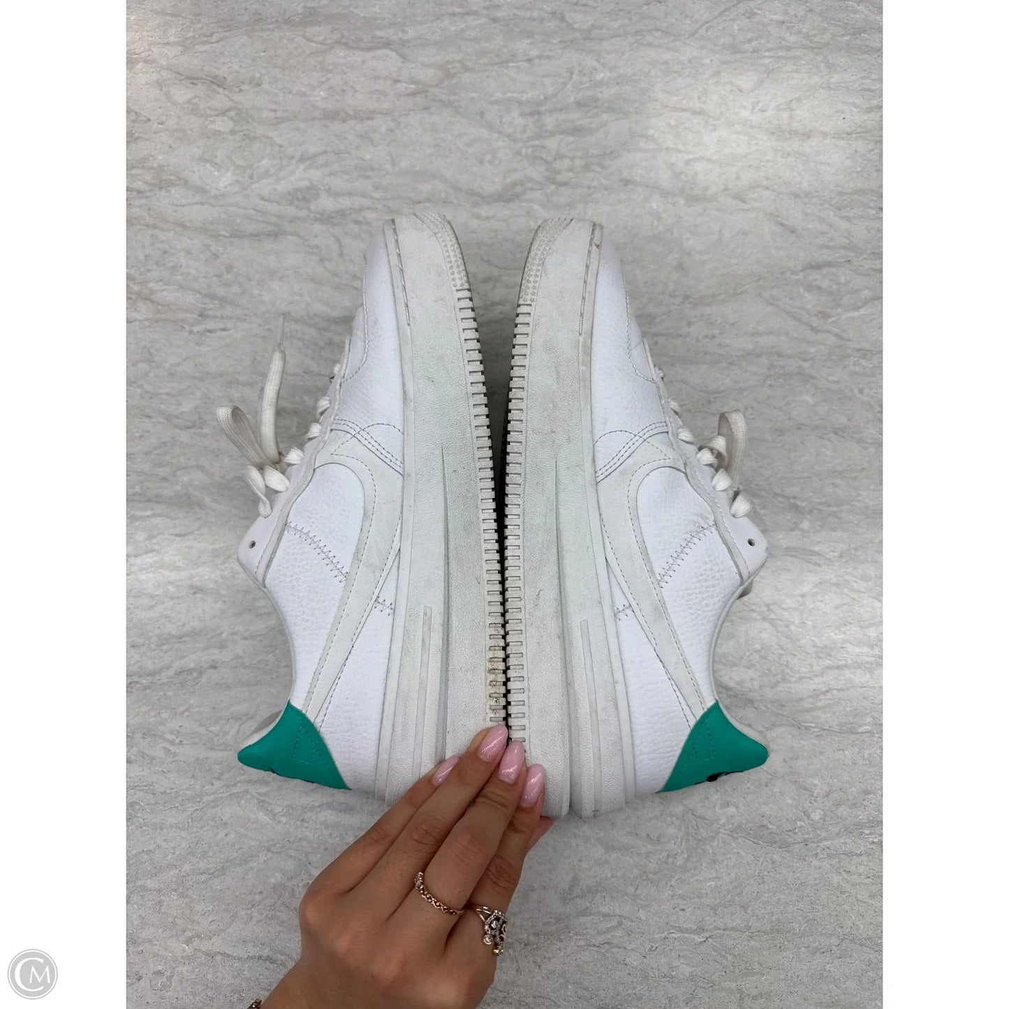 Shoes Sneakers By Nike In White, Size: 10