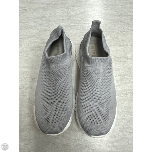 Shoes Sneakers By Clothes Mentor In Grey & White, Size: 7.5