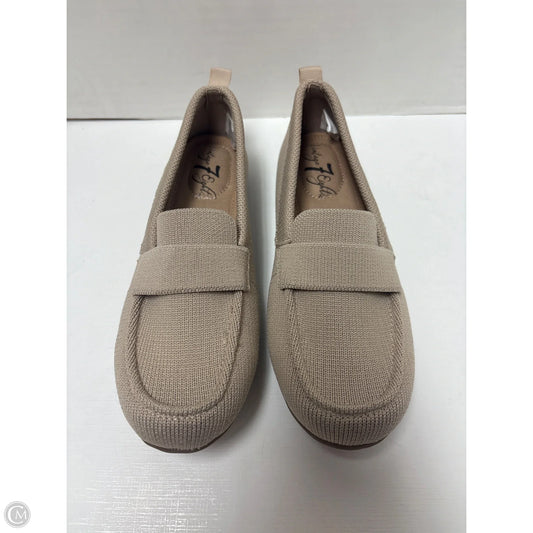 Shoes Flats By Clothes Mentor In Beige, Size: 5