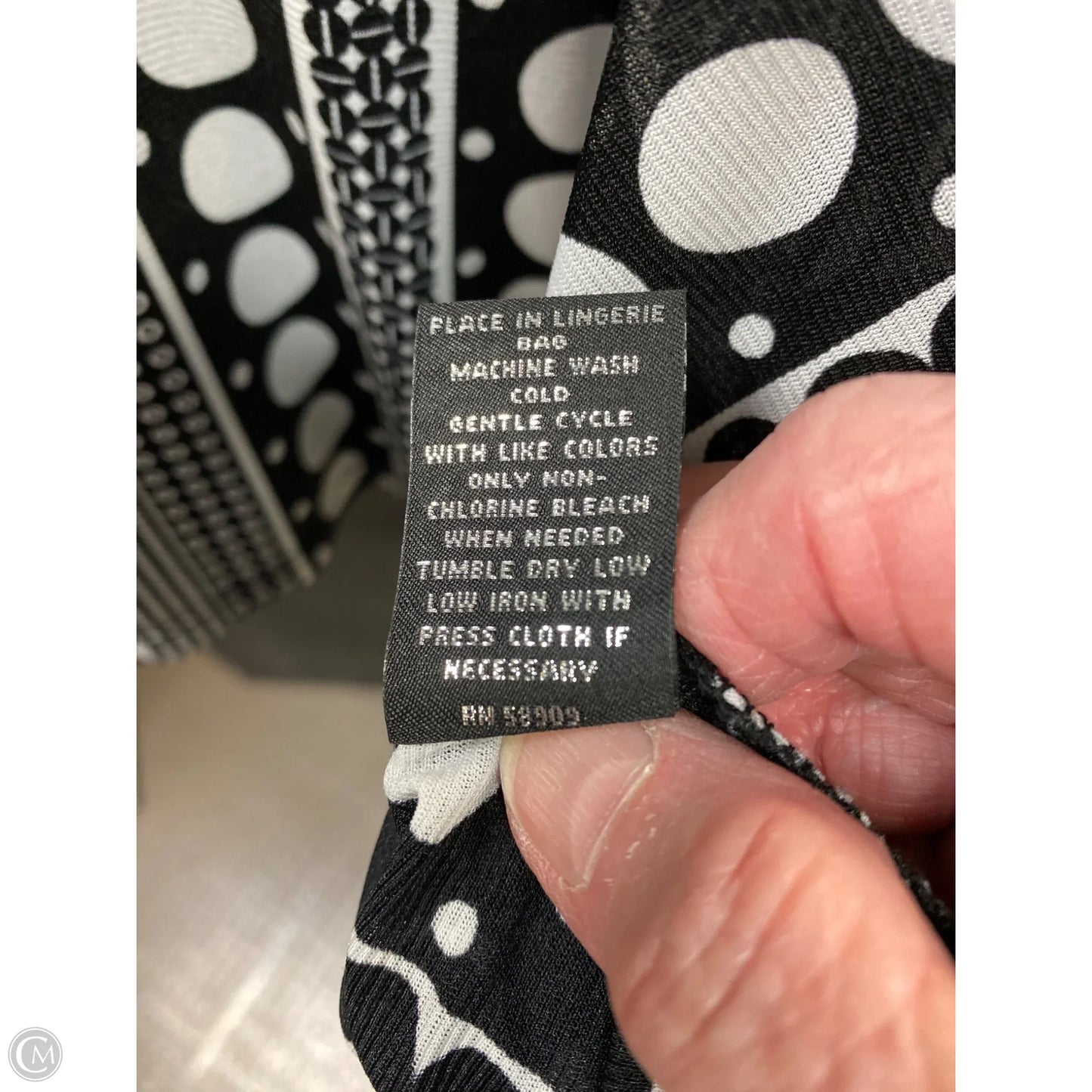 Top Long Sleeve By Investments In Black & White, Size: Xl