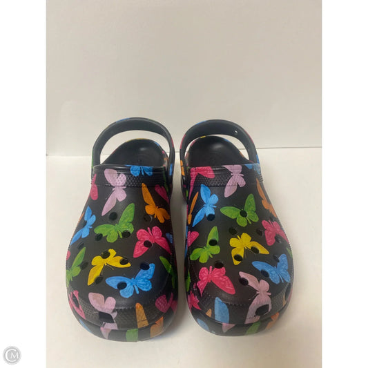 Shoes Flats By Crocs In Black, Size: 10