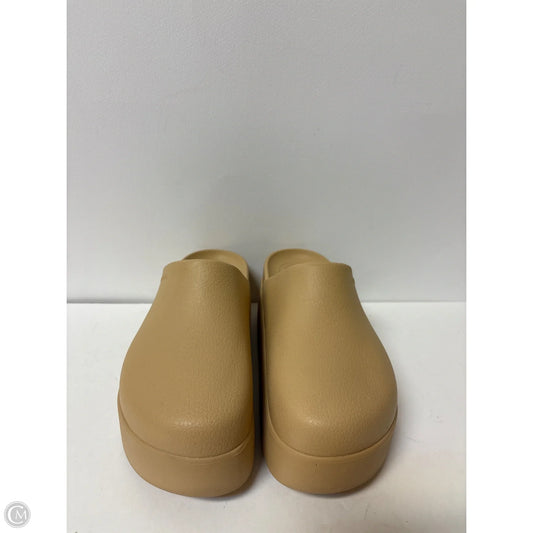 Shoes Flats By Crocs In Tan, Size: 8