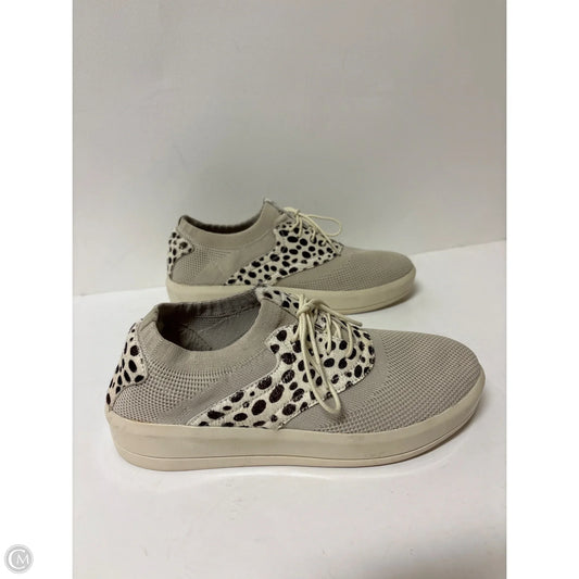 Shoes Sneakers By Clothes Mentor In Beige, Size: 9.5