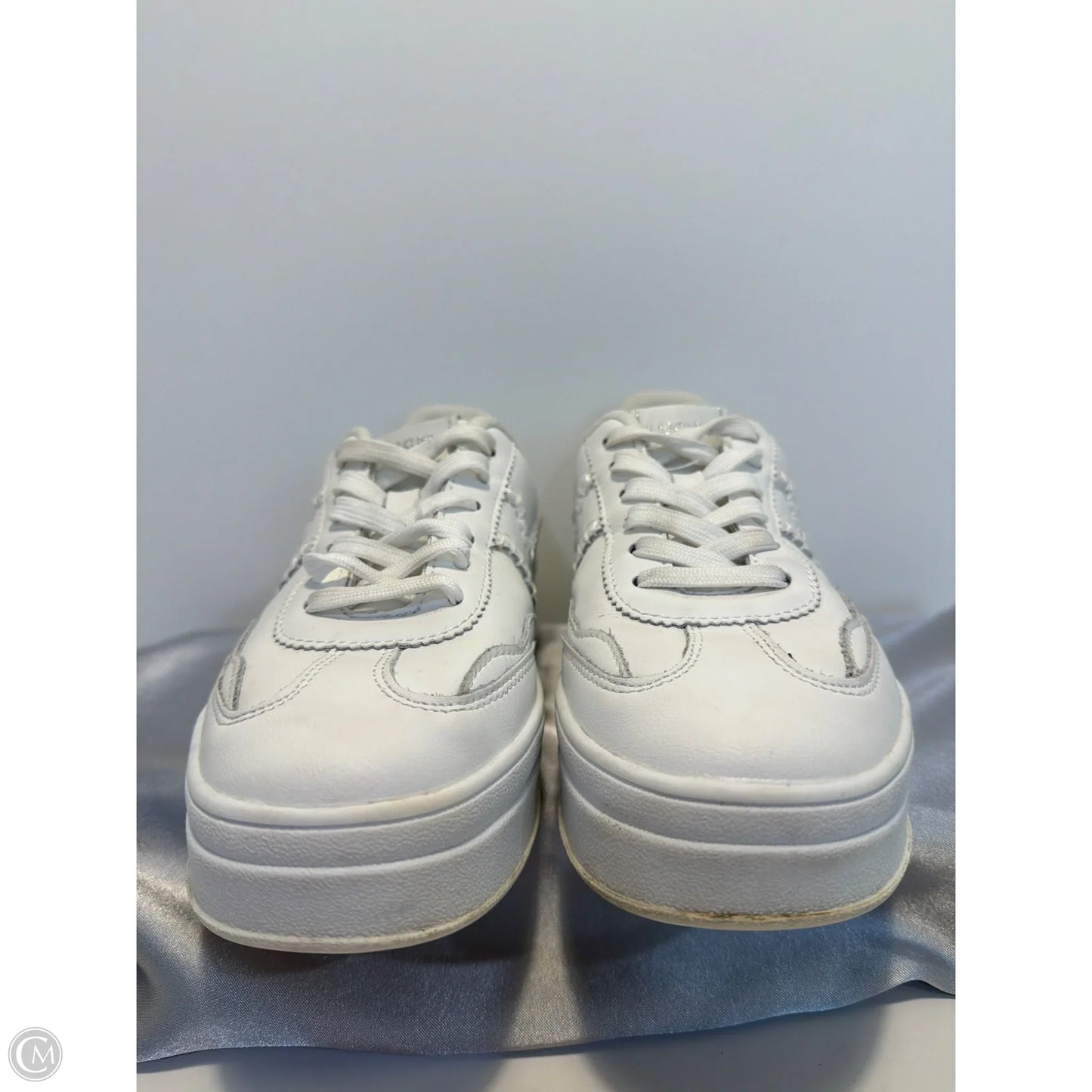 Shoes Sneakers By Clothes Mentor In White, Size: 6
