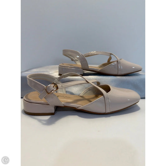 Sandals Flats By Clothes Mentor In Beige, Size: 5.5