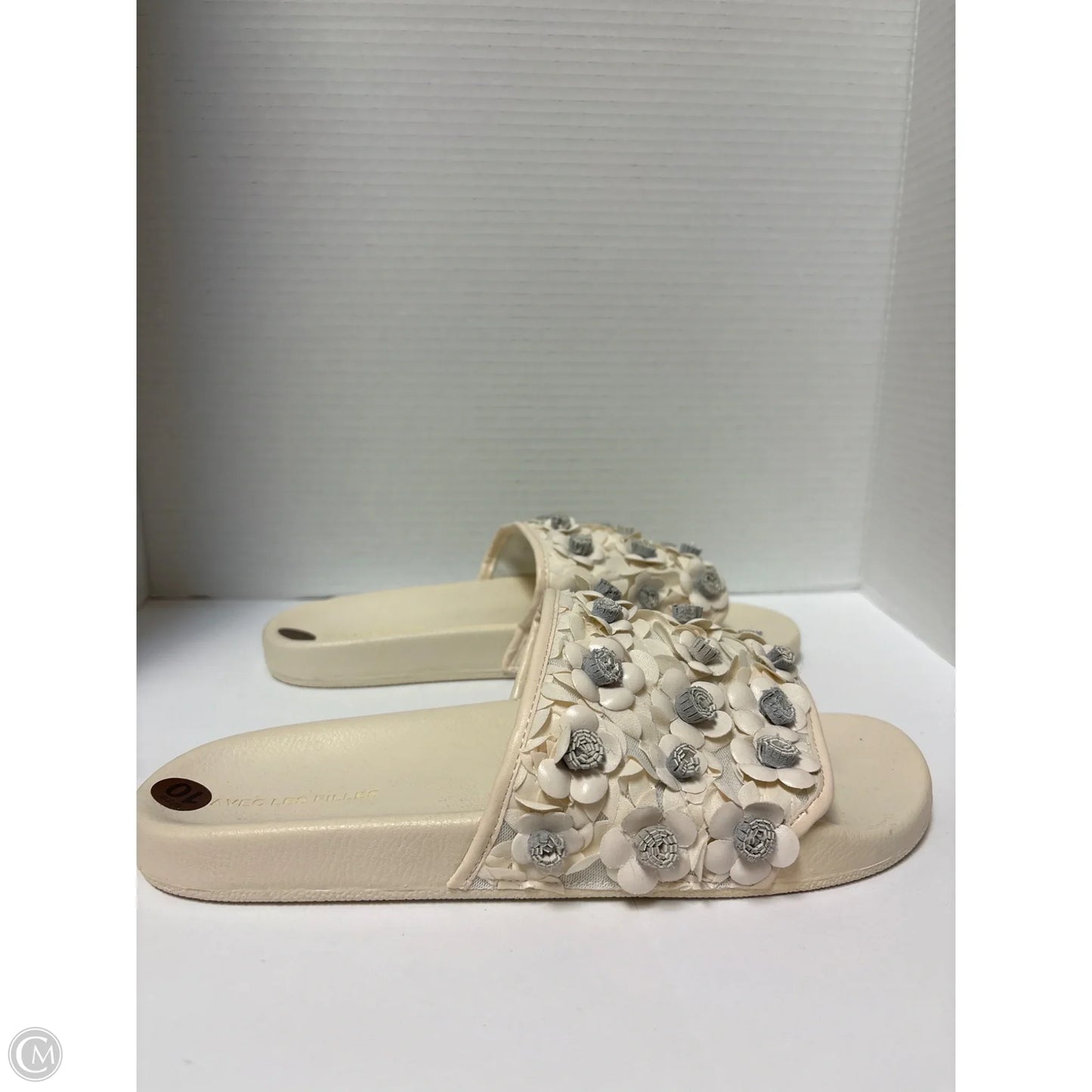 Sandals Flats By Clothes Mentor In Cream, Size: 10