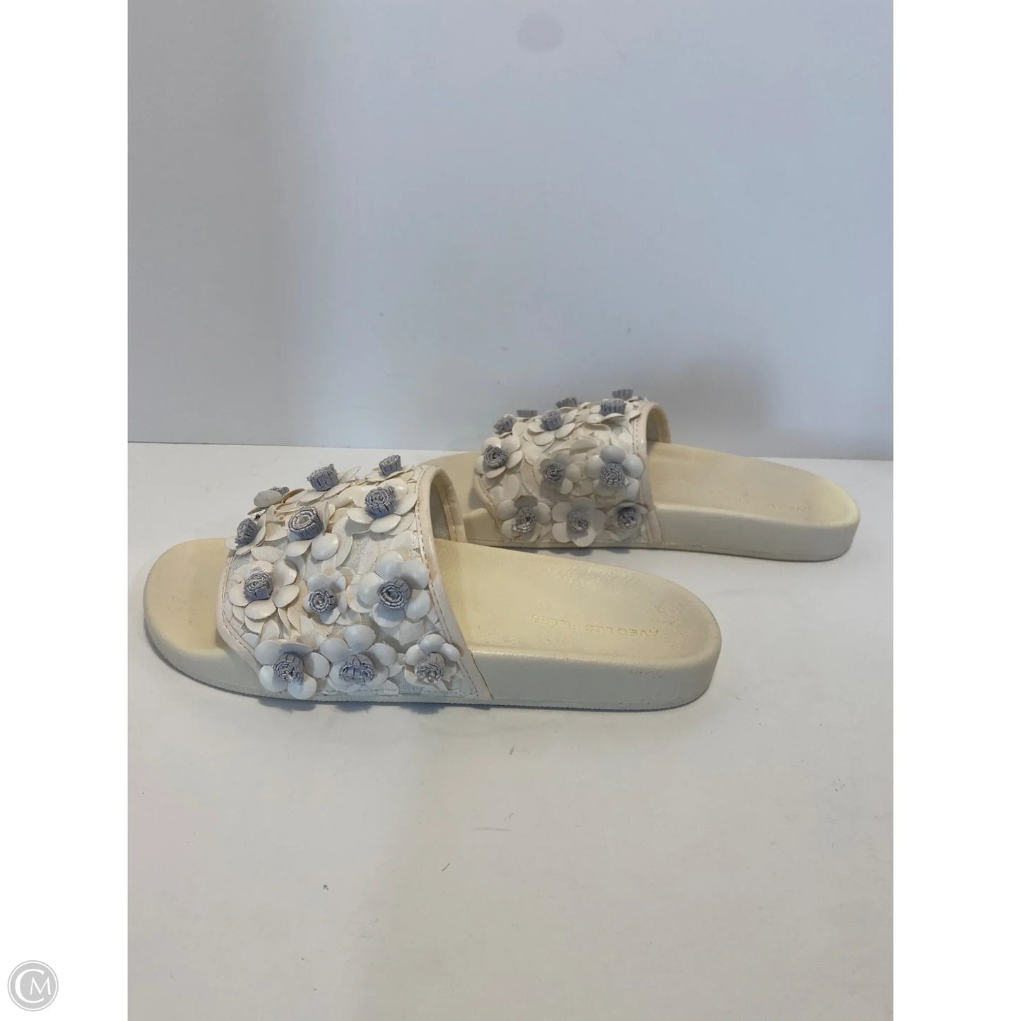 Sandals Flats By Clothes Mentor In Cream, Size: 7