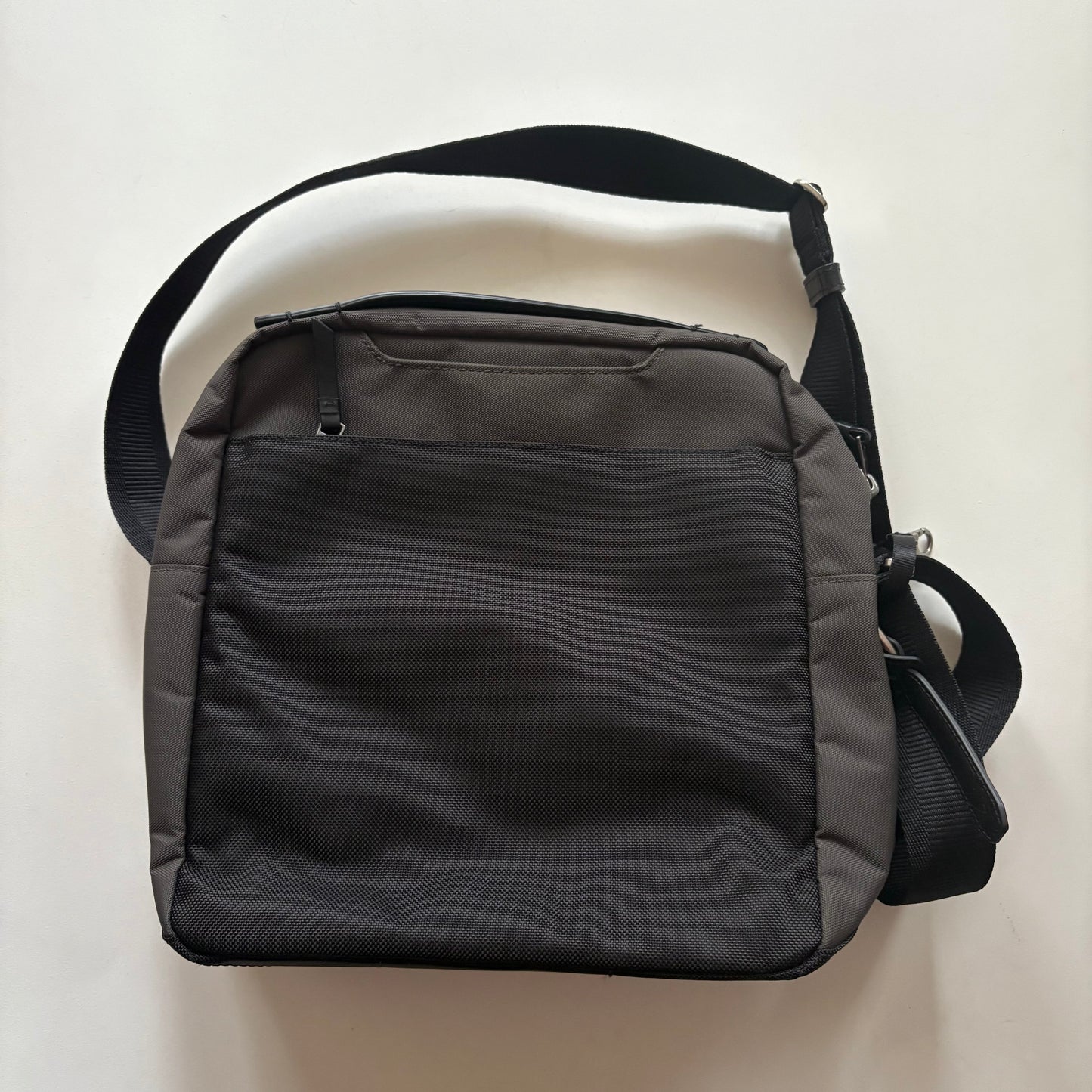 Handbag Designer By Tumi  Size: Medium