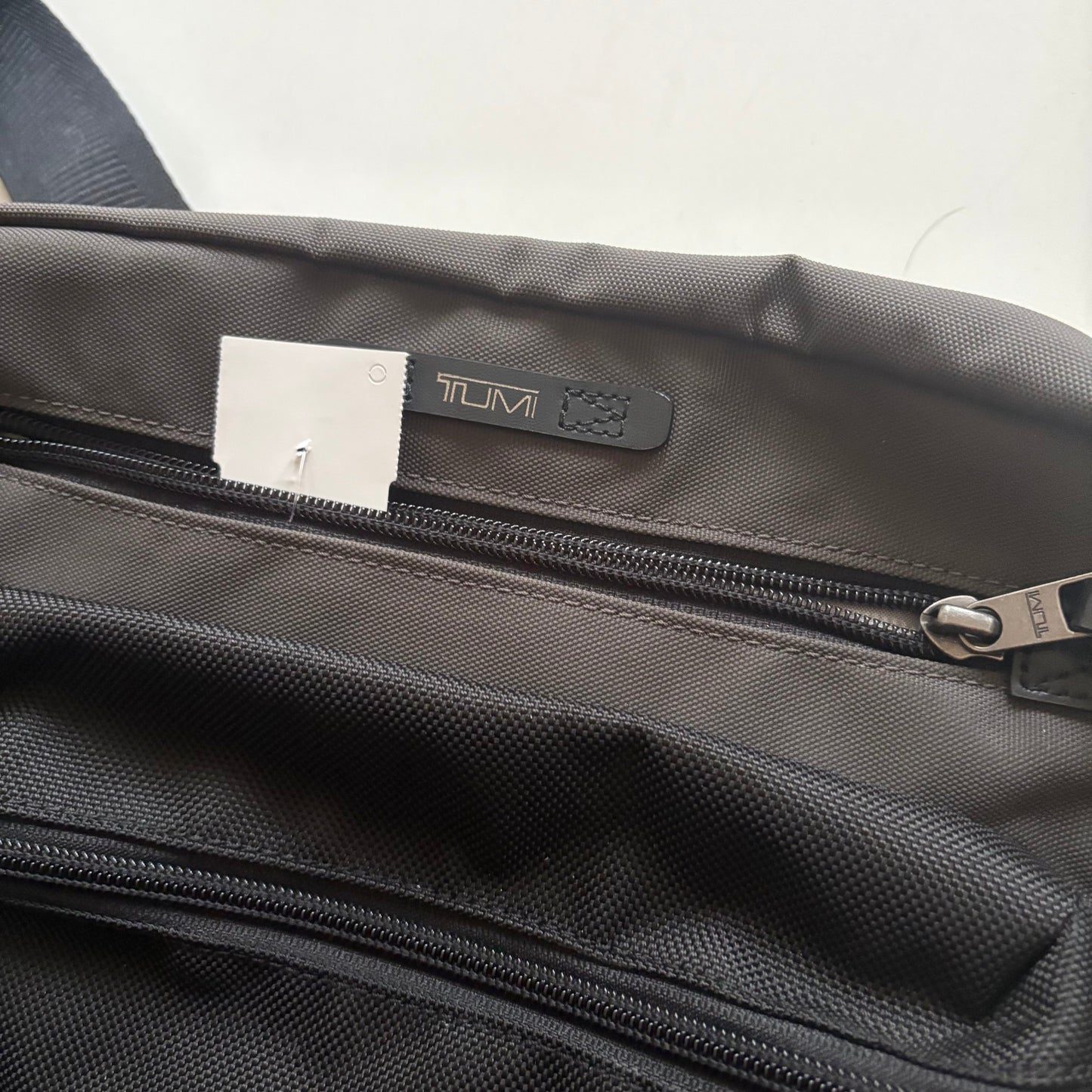 Handbag Designer By Tumi  Size: Medium