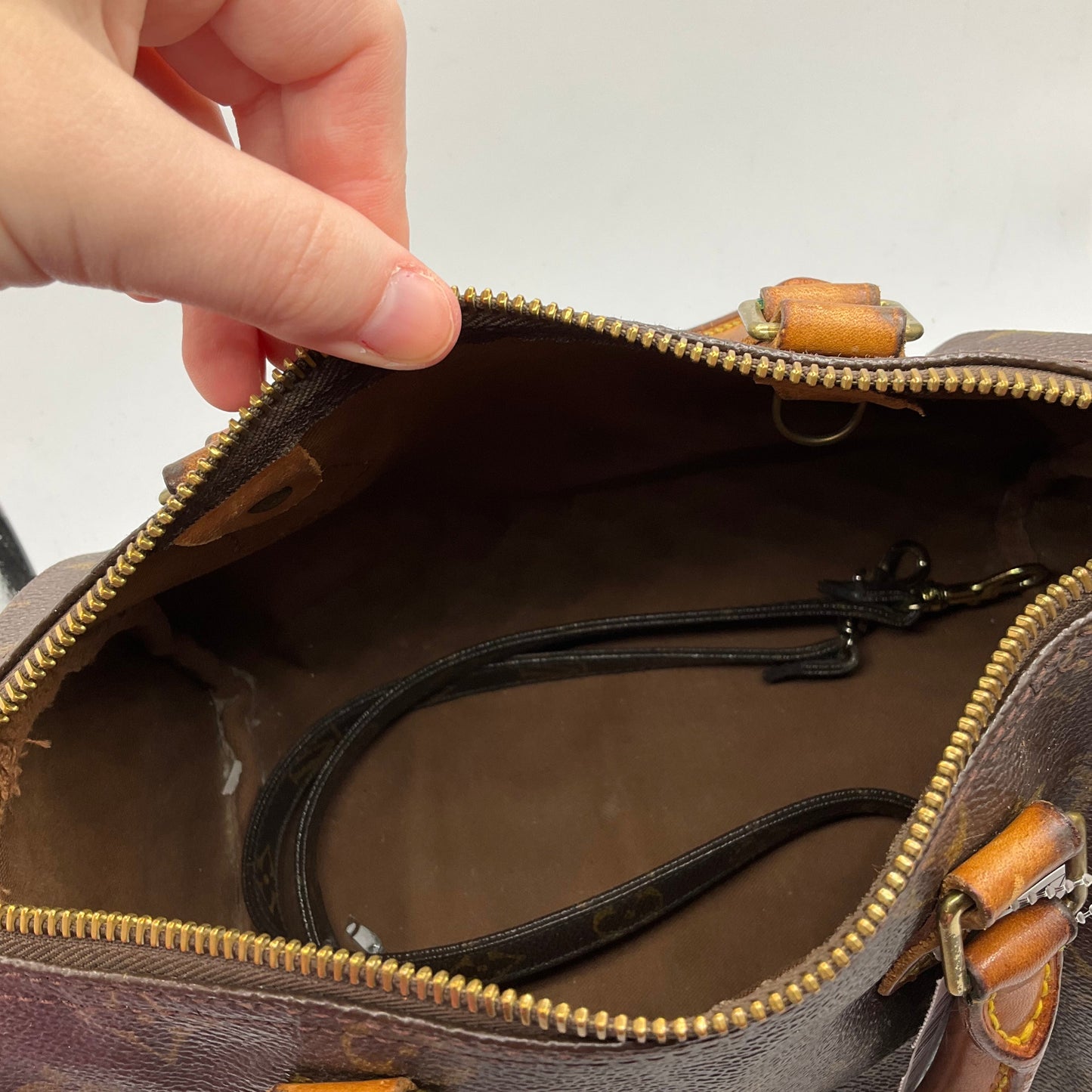 Handbag Luxury Designer By Louis Vuitton, Size: Medium