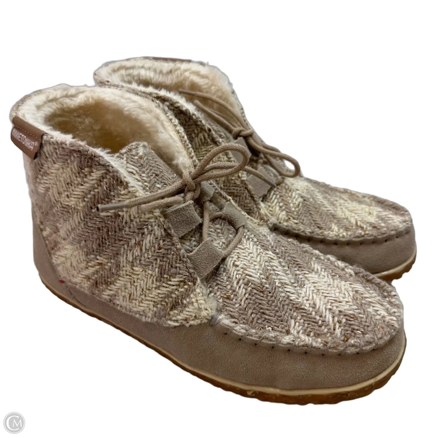 Shoes Flats By Minnetonka In Cream, Size: 9