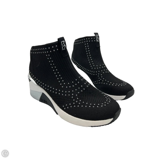 Shoes Sneakers By Skechers In Black & Silver, Size: 8