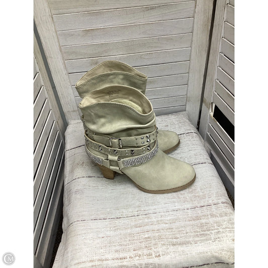 Boots Ankle Heels By Clothes Mentor In Ivory, Size: 9.5