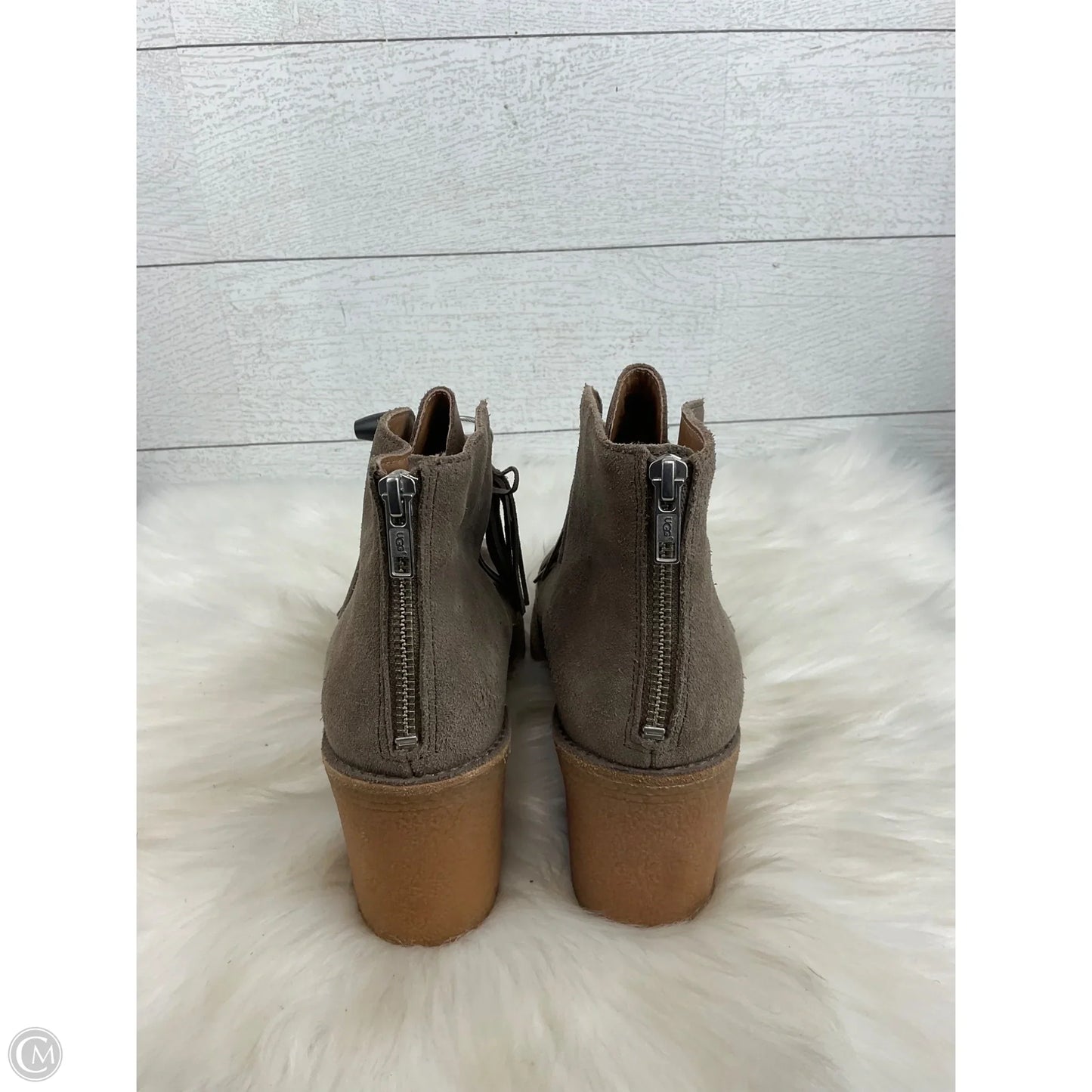 Shoes Designer By Ugg In Grey, Size: 9.5