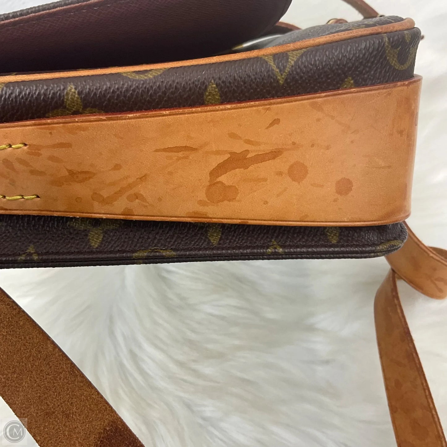 Crossbody Luxury Designer By Louis Vuitton, Size: Medium
