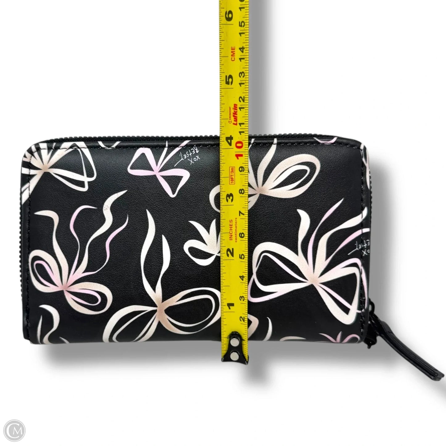 XO Zip Around Long Wallet Wristlet
 By Betsey Johnson, Size: Medium