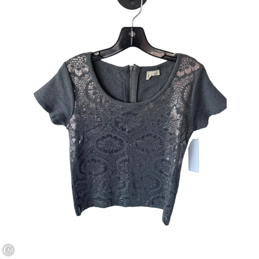 Top Short Sleeve By Moth In Grey, Size: Xs
