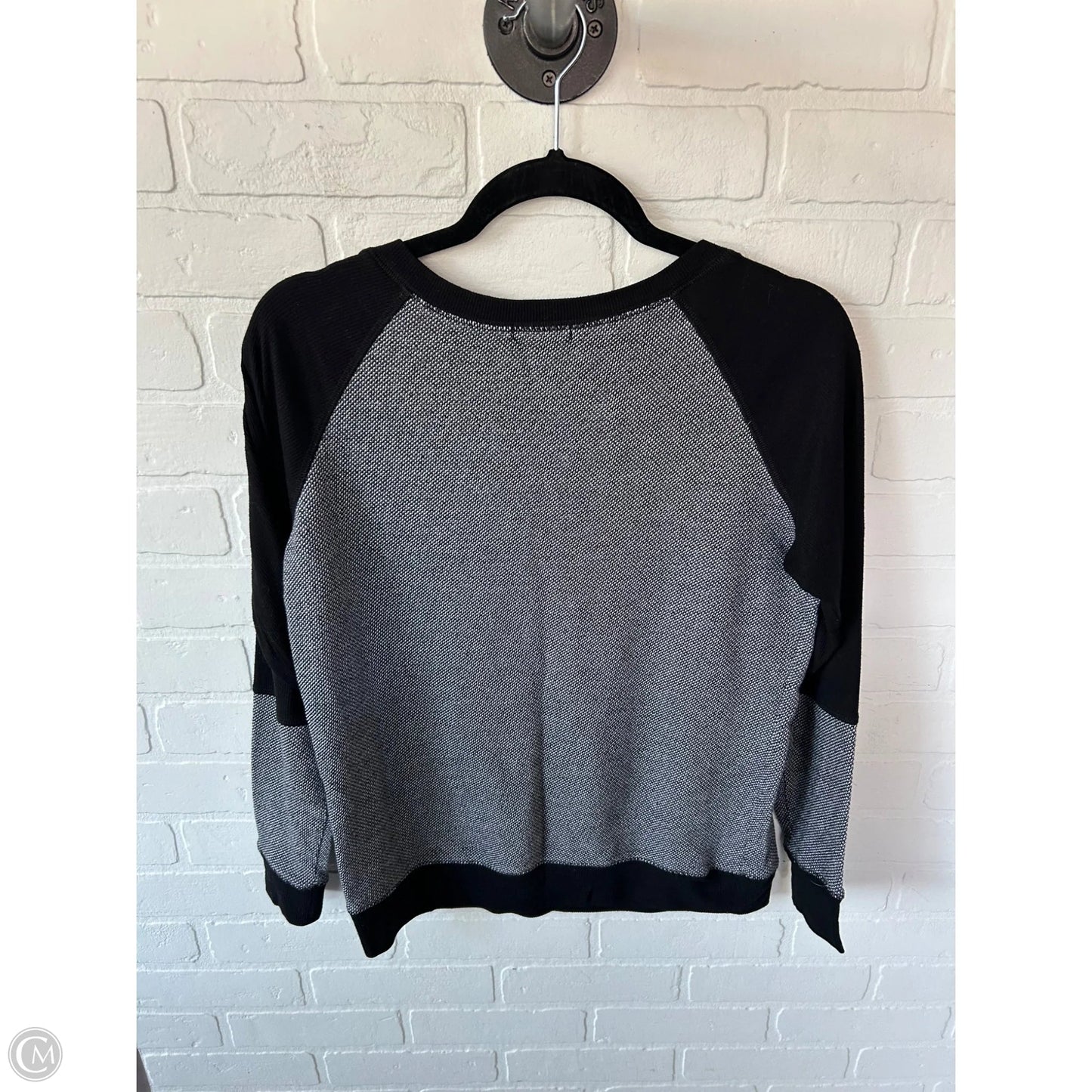 Athletic Top Long Sleeve Crewneck By Beyond Yoga In Black & Grey, Size: M