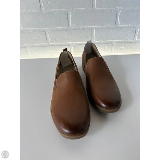 Shoes Flats By Dansko In Brown, Size: 8.5