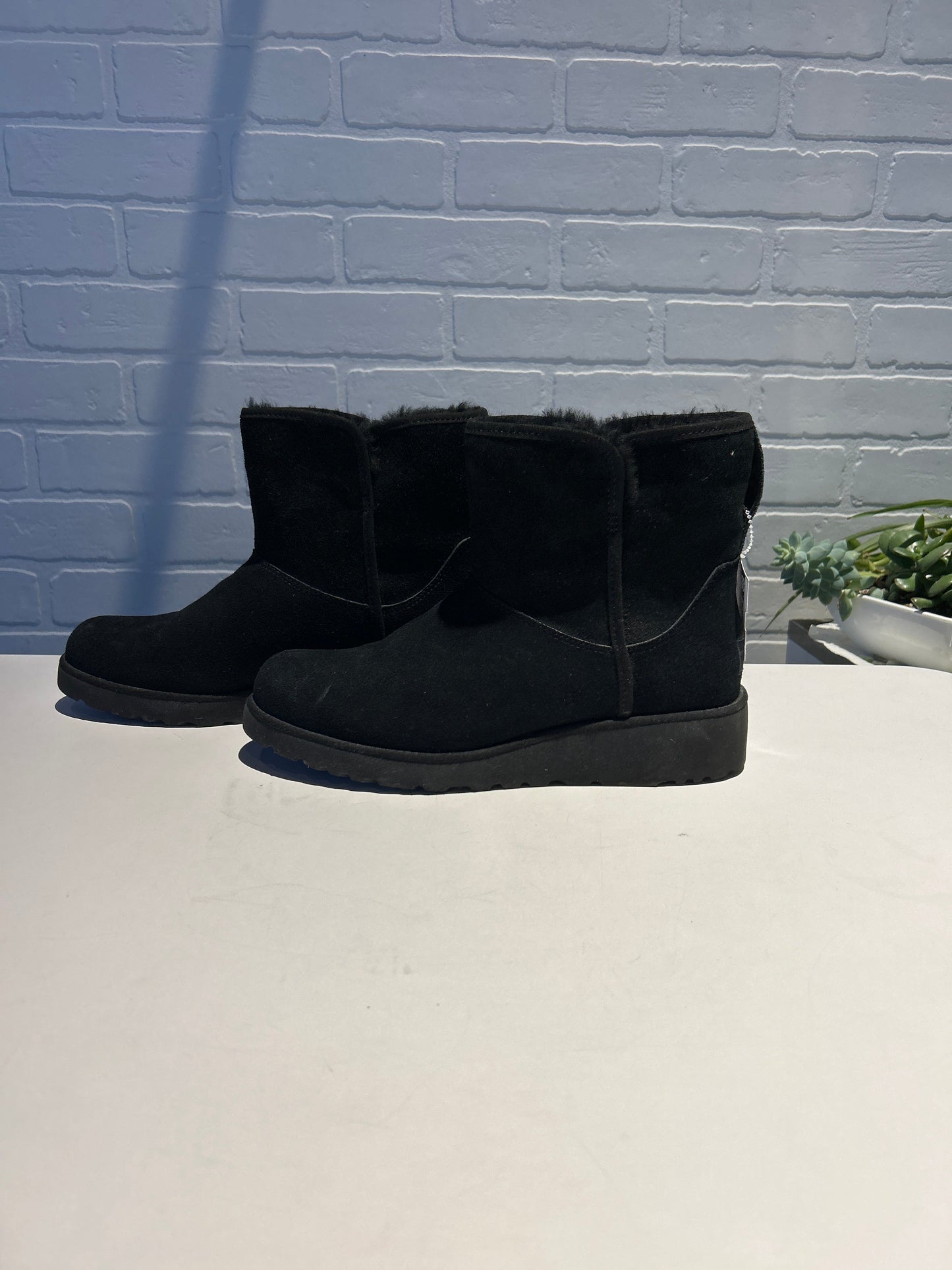 Boots Designer By Ugg In Black, Size: 8