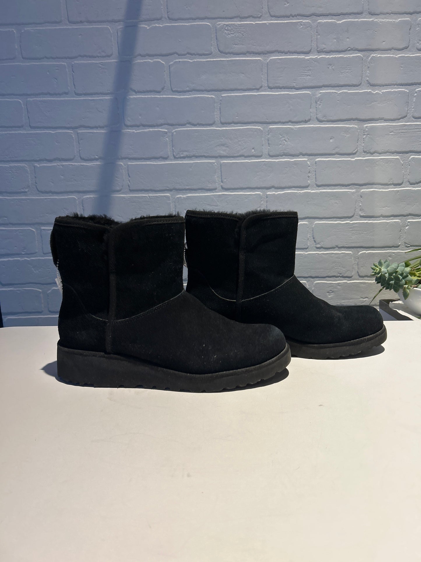 Boots Designer By Ugg In Black, Size: 8