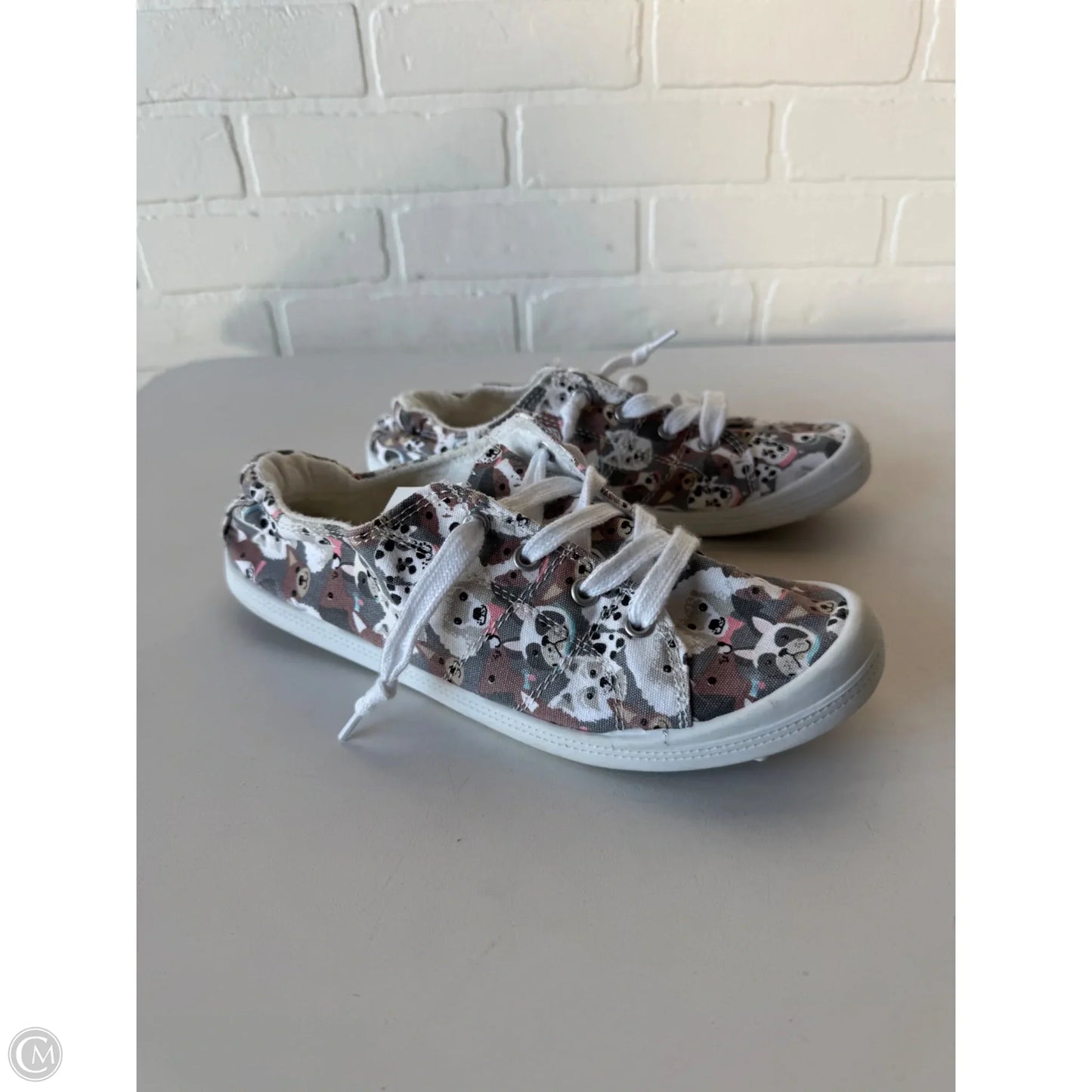 Shoes Flats By Isaac Mizrahi In Grey & White, Size: 8.5
