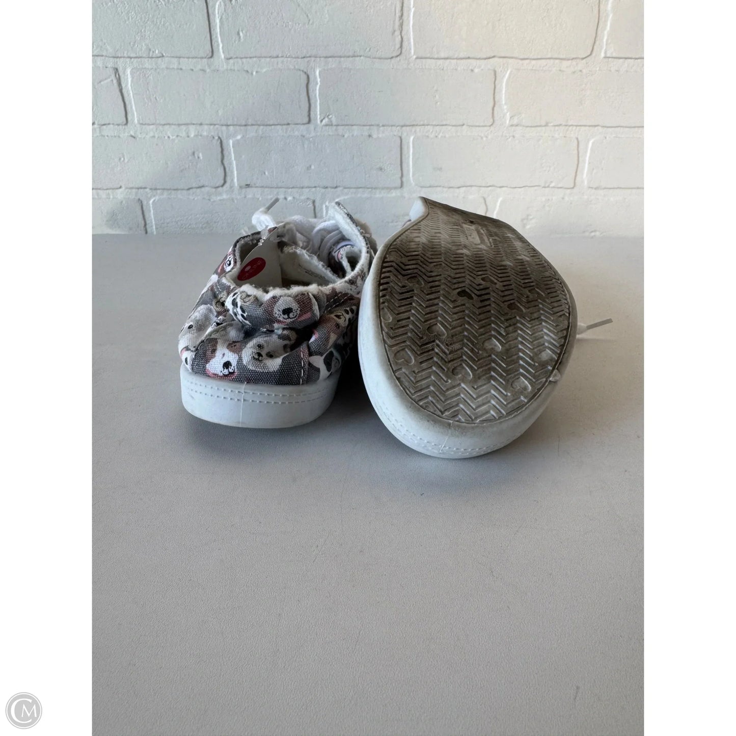 Shoes Flats By Isaac Mizrahi In Grey & White, Size: 8.5