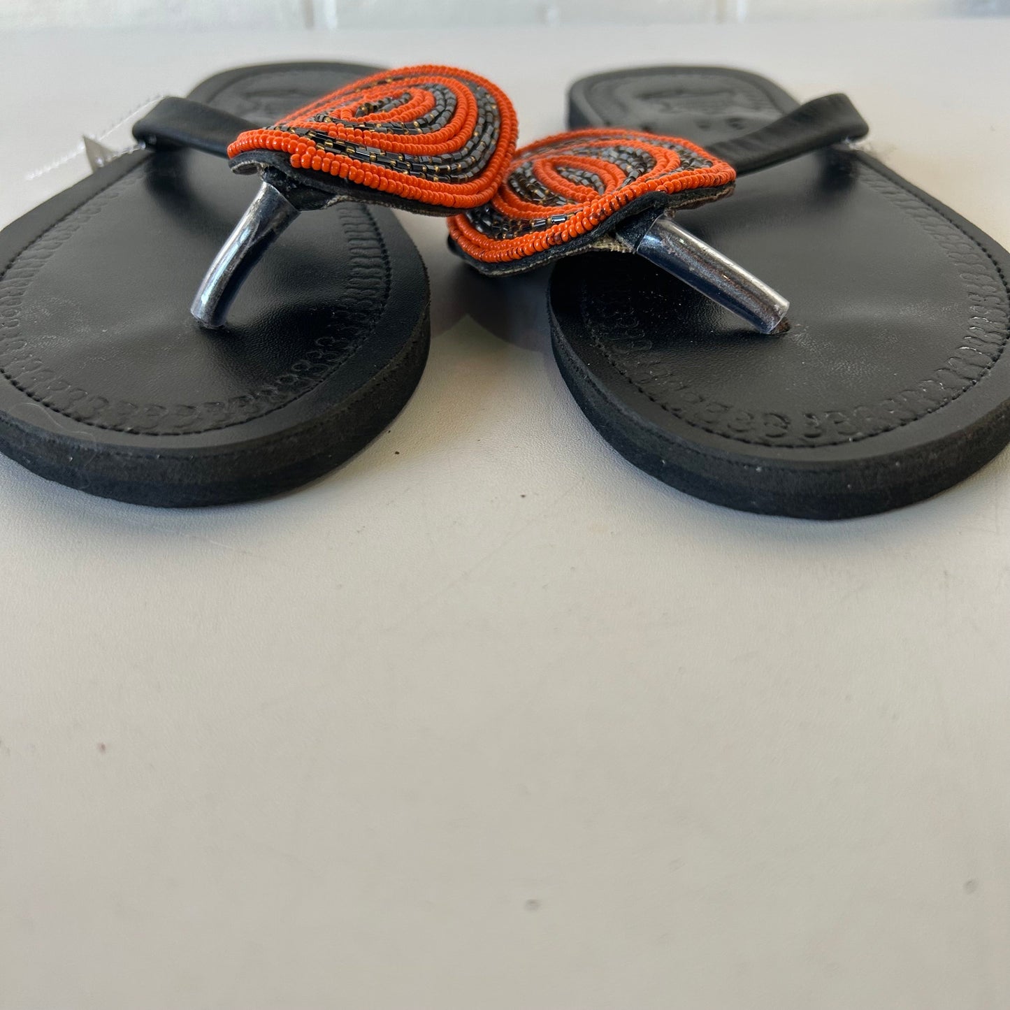 Sandals Flip Flops By Clothes Mentor In Black & Orange, Size: 7.5