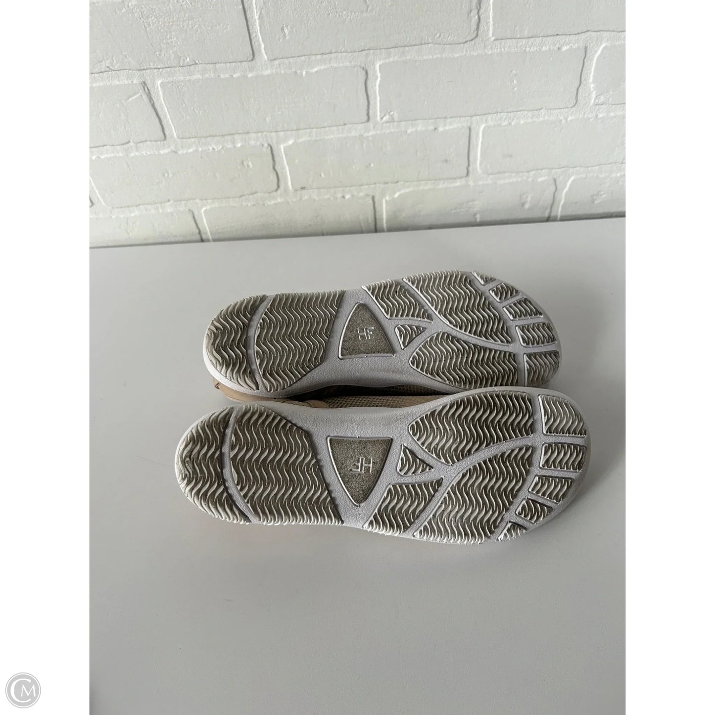 Shoes Sneakers By Clothes Mentor In Tan, Size: 10