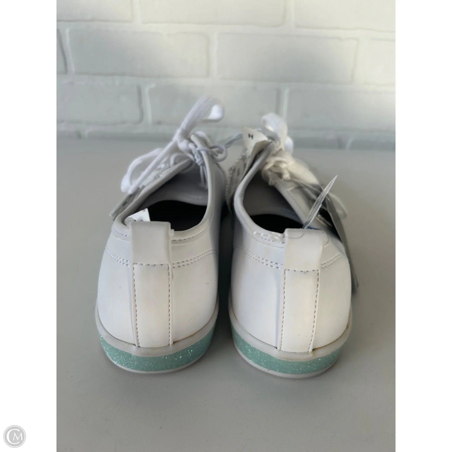 Shoes Sneakers By Guess In White, Size: 8.5