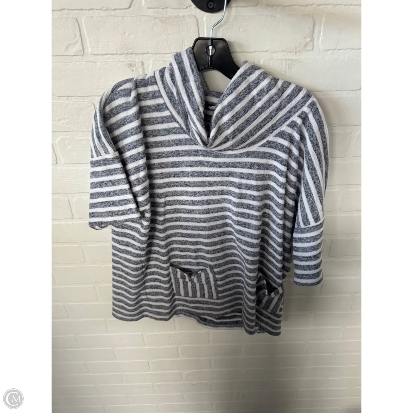 Top Short Sleeve By Workshop In Grey & White, Size: Xl