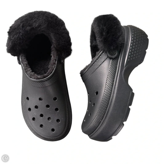 Sandals Flats By Crocs In Black, Size: 11