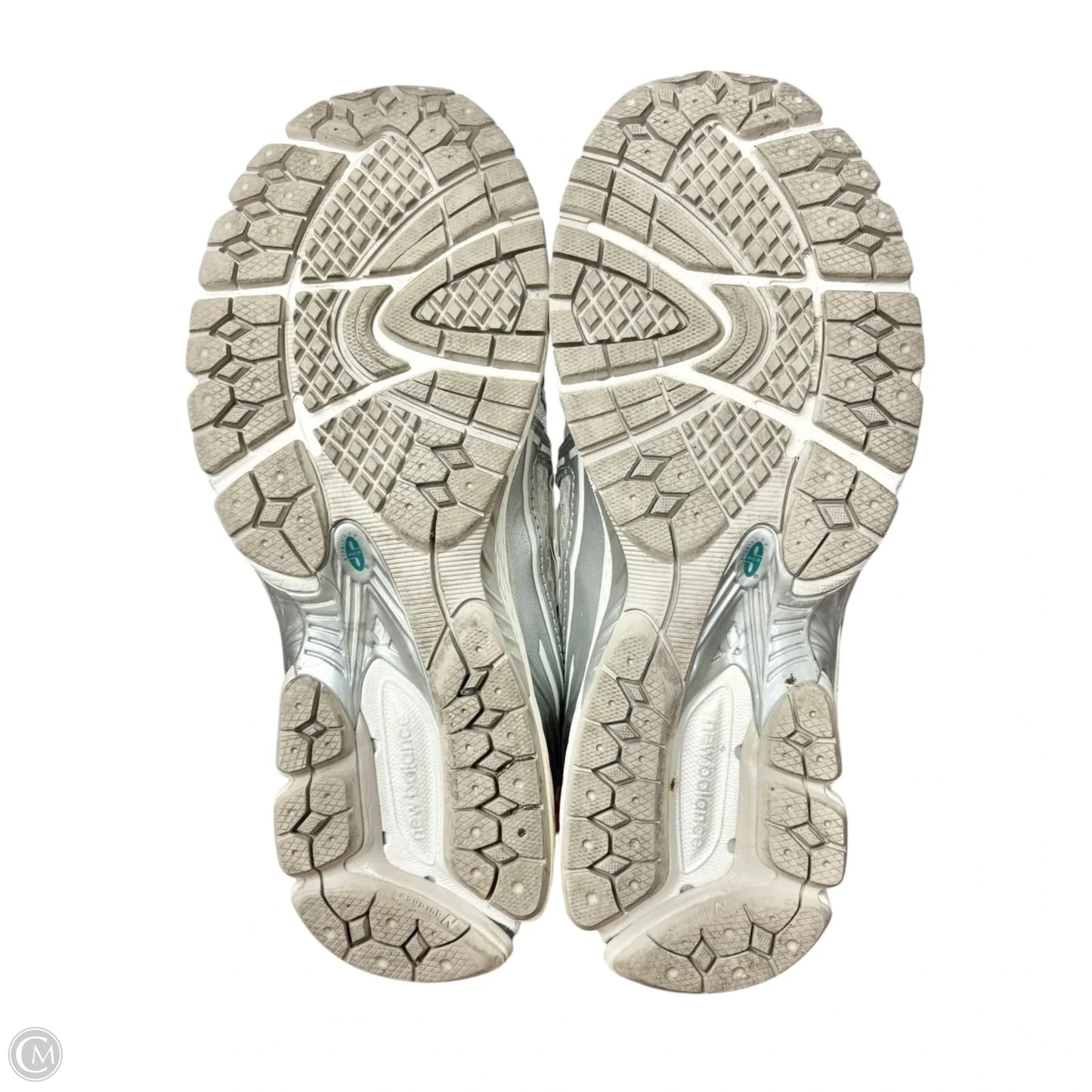 Shoes Sneakers By New Balance In Grey & White, Size: 7.5